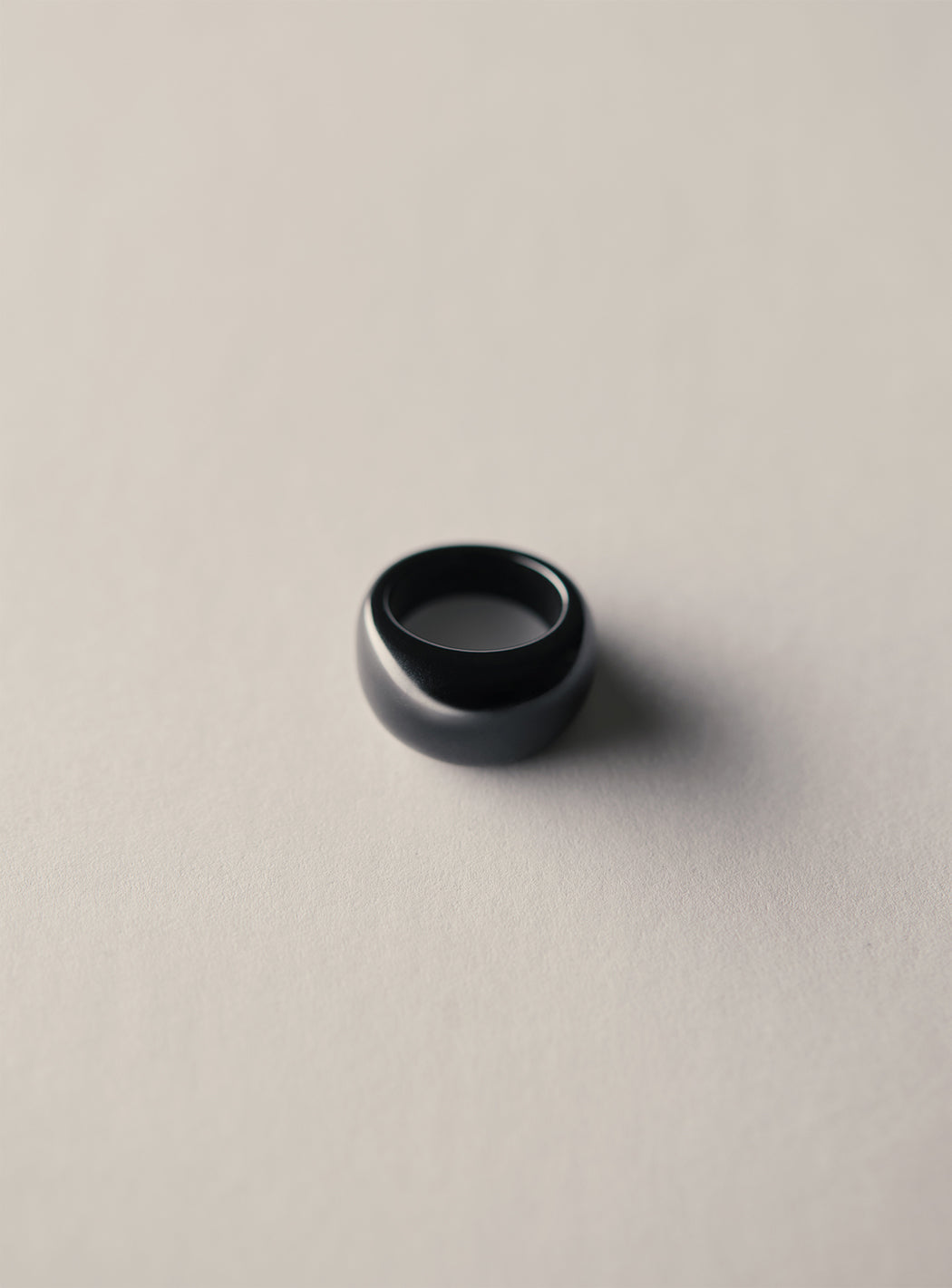 Women’s black resin ring with onyx-like glossy finish