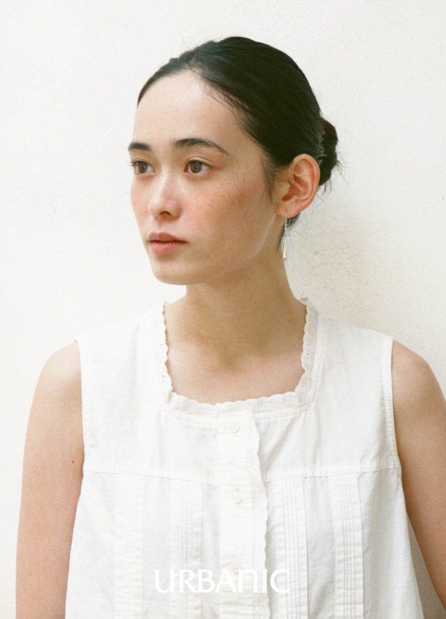 Sleeveless blouse with clean neckline