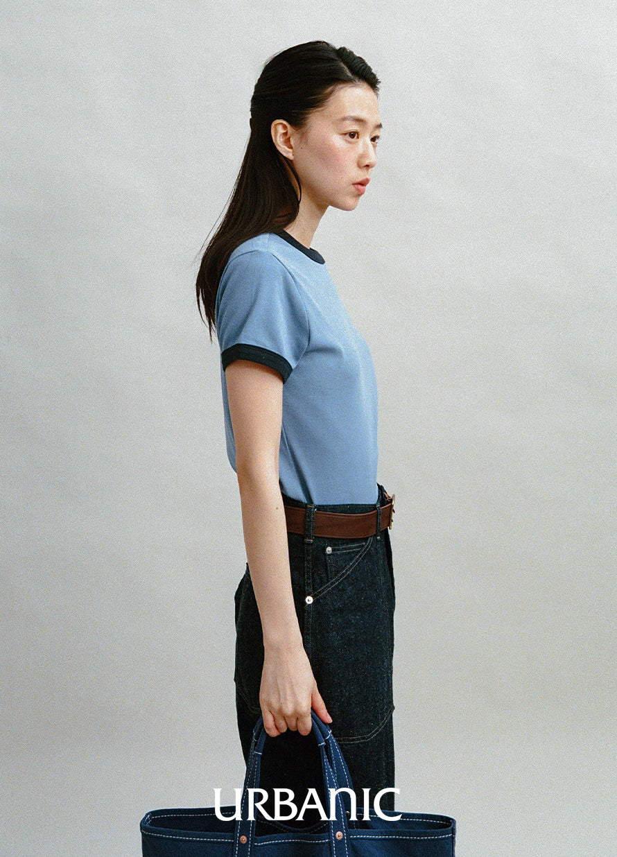 Cotton-blend round-neck T-shirt with a neat fitted silhouette.
