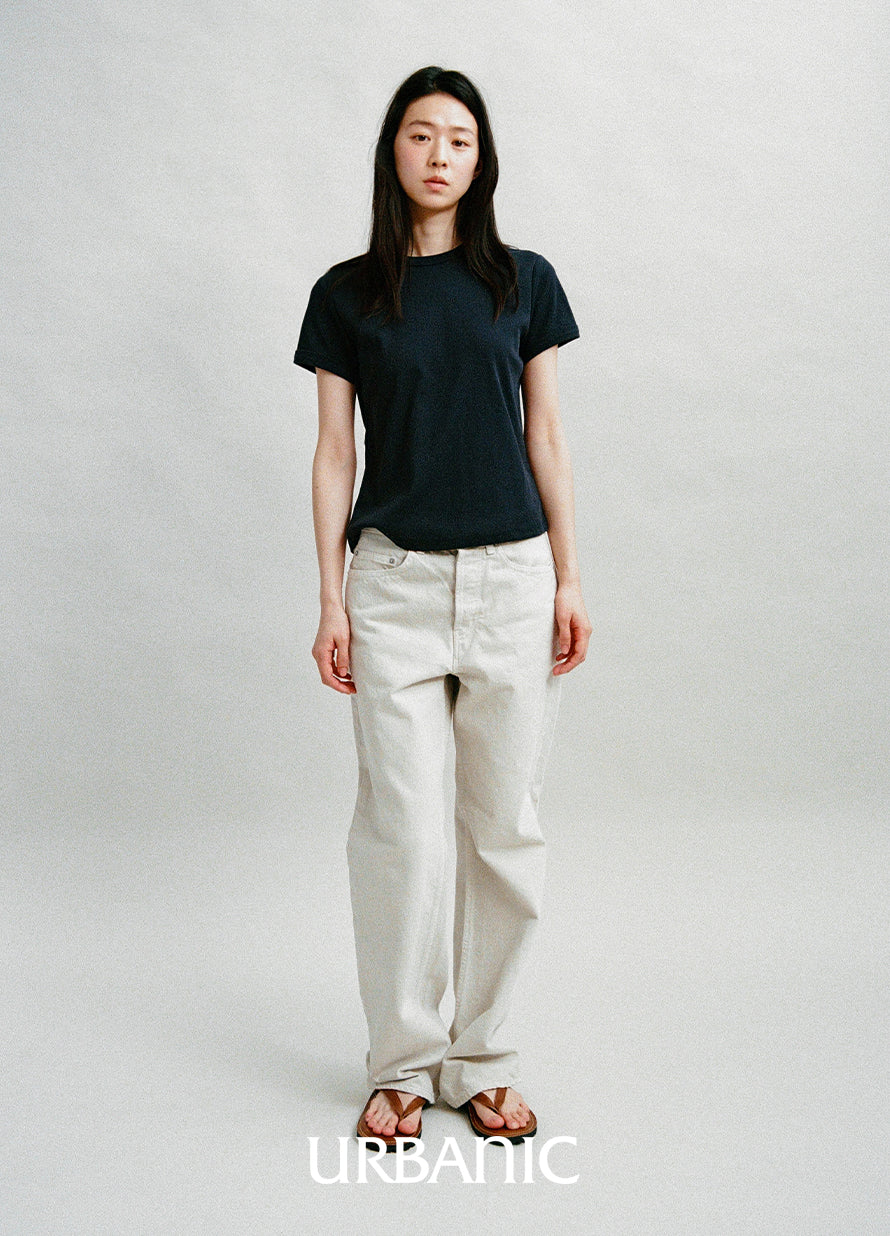 Short-sleeve T-shirt in thin yet firm and resilient fabric.