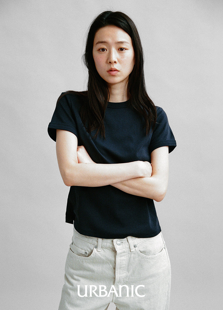 Fitted round-neck T-shirt made from a cotton-polyester blend.
