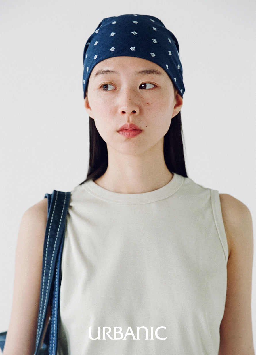 Classic cotton-blend sleeveless top with a flexible feel