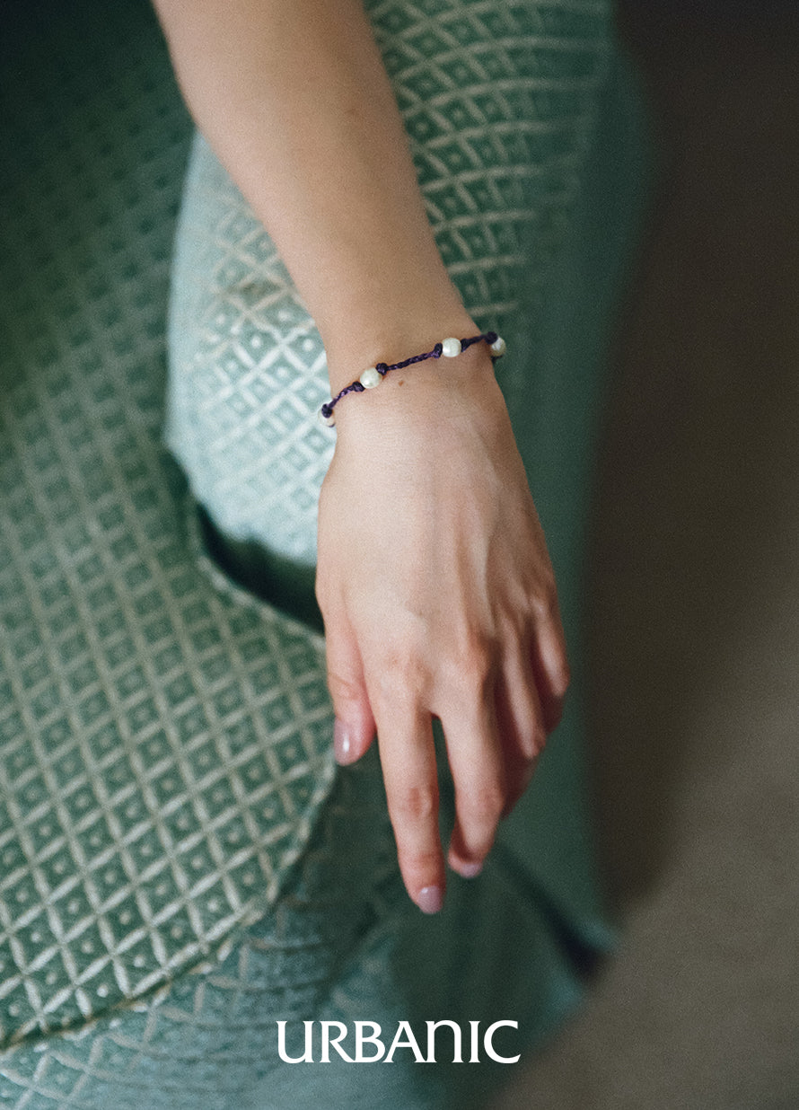 Casual pearl bracelet with waxed woven cord