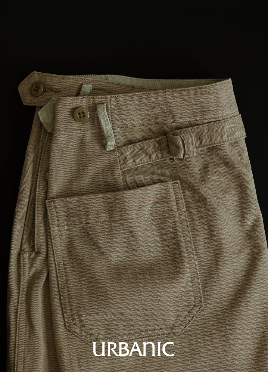 Military-inspired skirt with a straight front and voluminous back