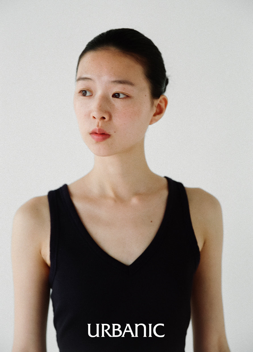 Fine-ribbed V-neck tank top with neatly bound edges