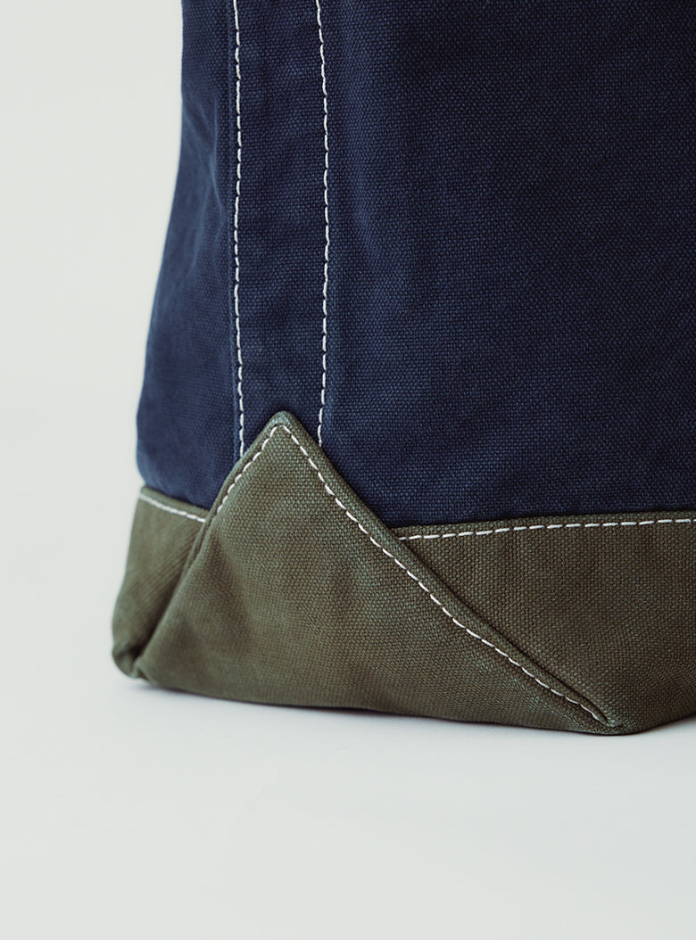 Sturdy bag with white contrast stitching