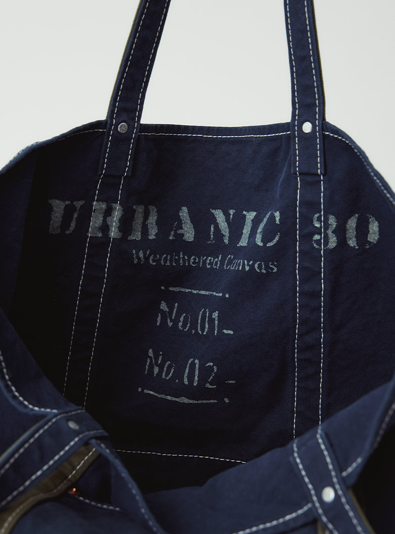 Practical carryall with roomy shape and outer pocket