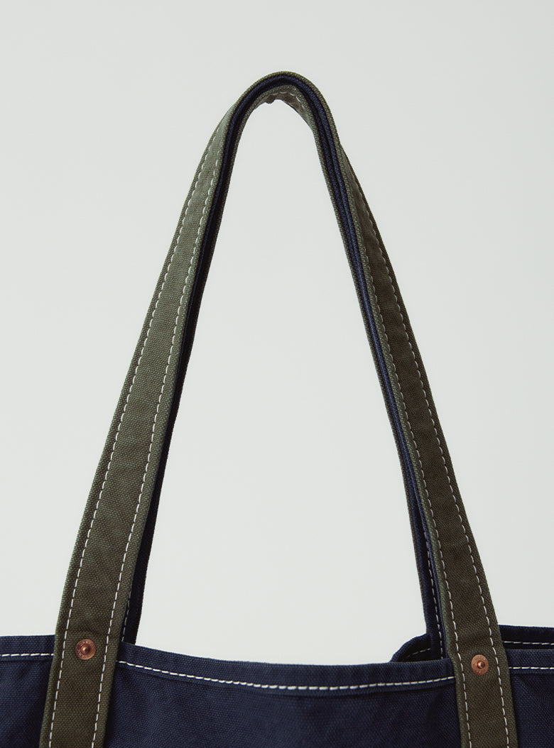Utility bag with reinforced straps and base