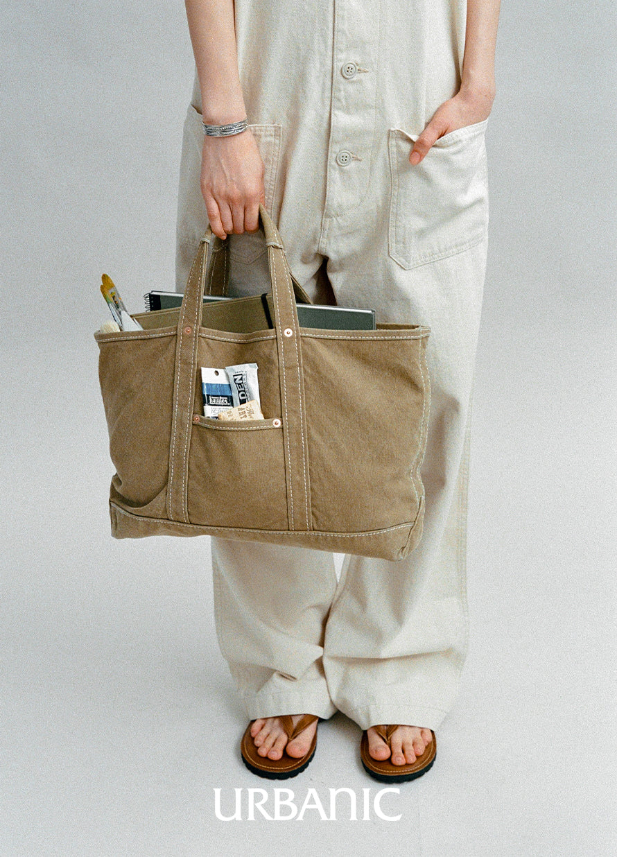 Tote bag with wide base and outer pocket
