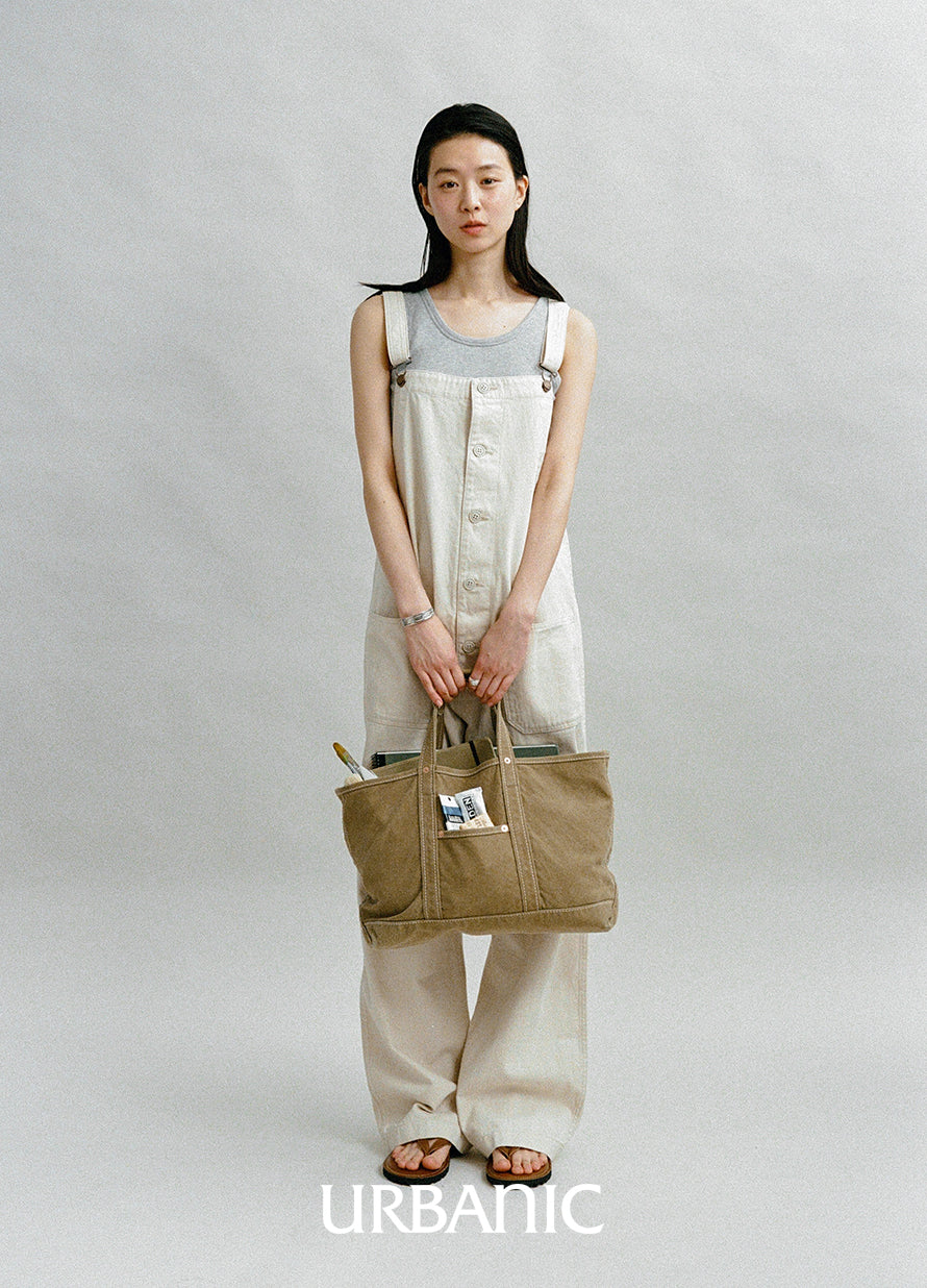 beige pants with tote bag outfit 