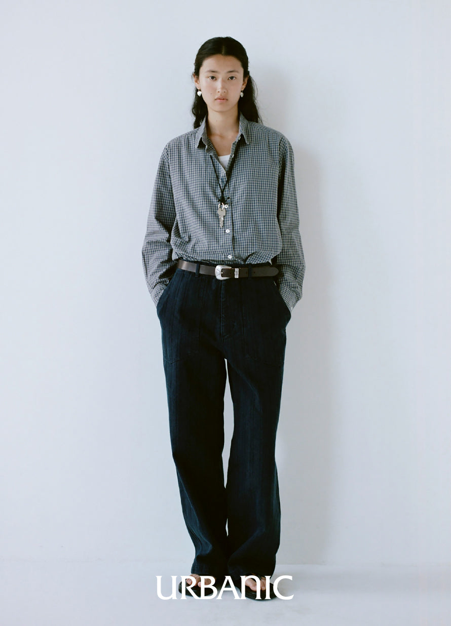 Minimal shirt with a soft rounded silhouette