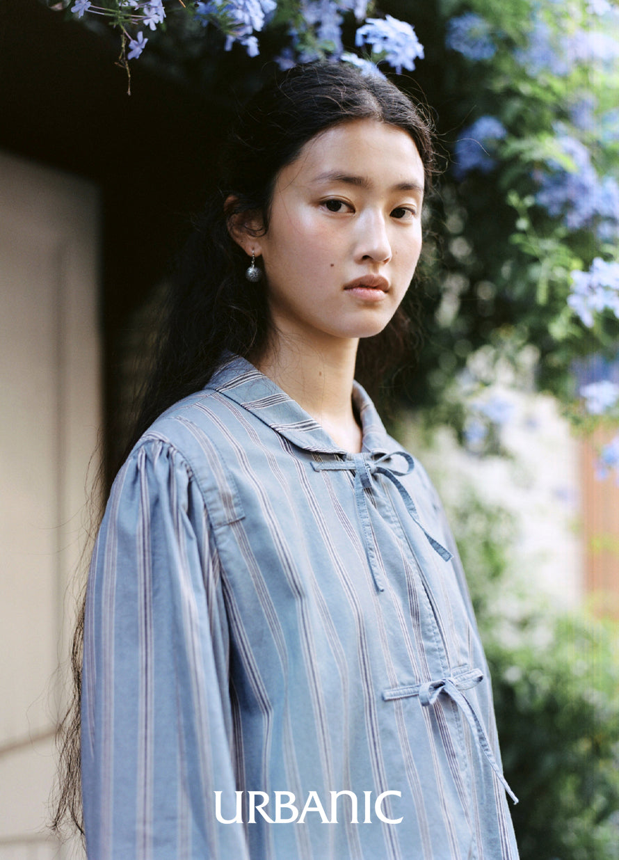 Romantic shirt with rounded collar and tie closures